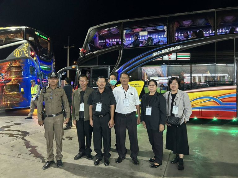 สภ.ท่าตะโก อำนวยความสะดวกด้านการจราจร แก่ประชาชนซึ่งเดินทางจากจังหวัดแพร่ เพื่อจะไปเข้าเฝ้าฯ กราบถวายบังคม พระบรมศพสมเด็จพระนางเจ้าสิริกิติ์ พระบรมราชินีนาถ พระบรมราชชนนีพันปีหลวง